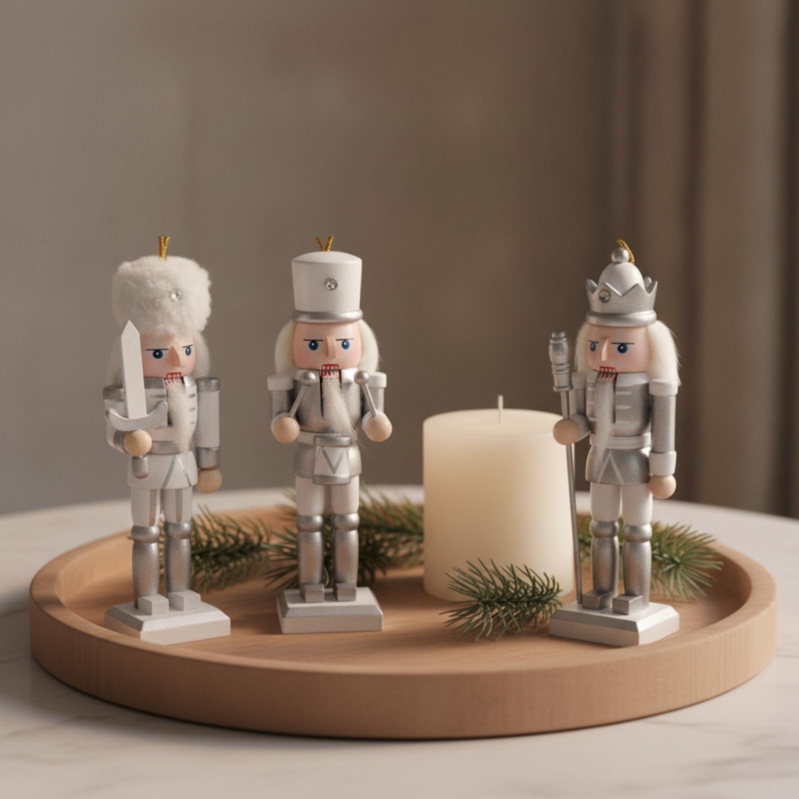 Nutcracker Figurine - クリスマスの家の装飾に最適な、木製のくるみ割り人形の兵士の置物。銀色の塗装が施されており、小さな飾りとして、暖炉の棚などに飾ることができます。