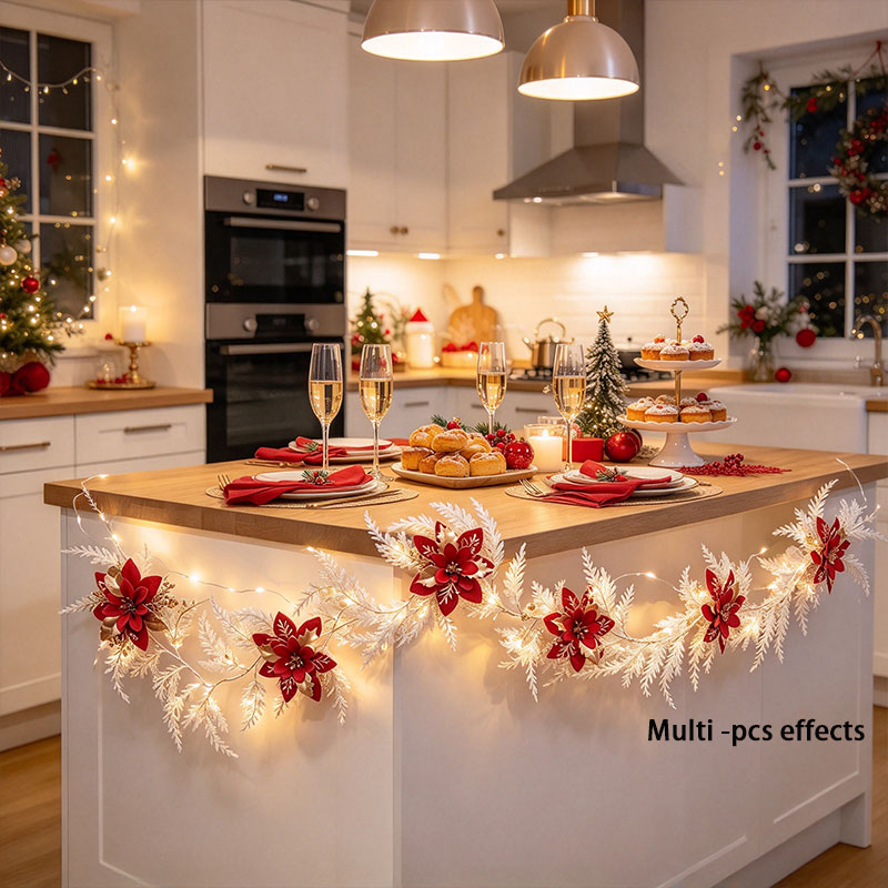 Led Fairy String Lights - 赤と金のポインセチアの花が飾られた白いクリスマスガーランド。温かみのあるLEDフェアリーライトが付いたガーランドで、クリスマスホリデーの装飾に最適。