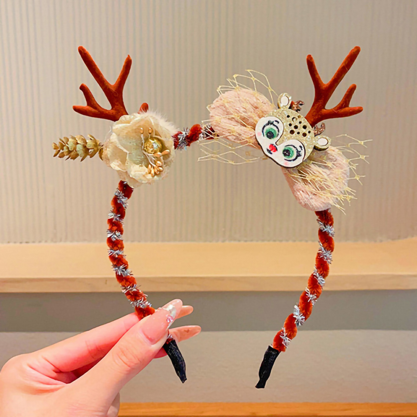 クリスマス柄のふわふわヘアバンド。かわいいサンタクロースやト - Reindeer Antlers Headband のレビューと価格